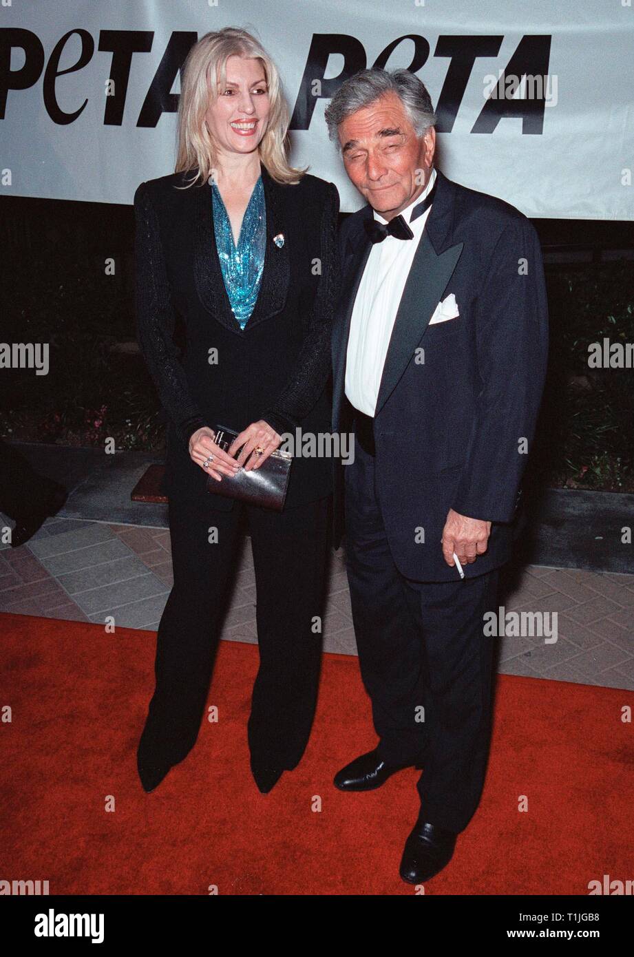 LOS ANGELES, CA - 18 septembre 1999 : l'acteur Peter Falk & femme SHERA DENISE au PETA's Party du siècle, à Los Angeles. © Paul Smith / Featureflash Banque D'Images