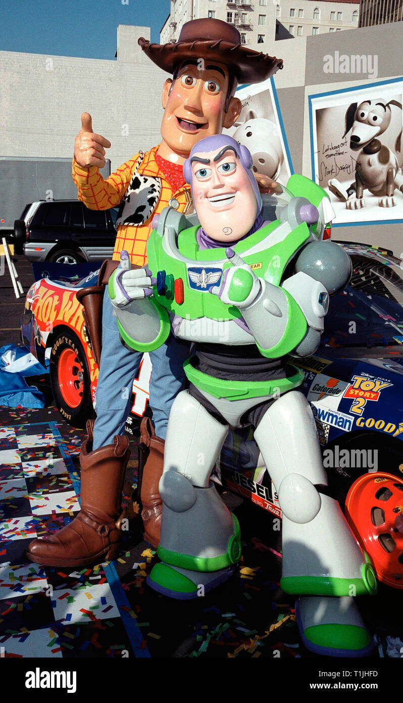 LOS ANGELES, CA. 23 octobre 1999 : 'Toy Story' caractères 'Woody' (gauche) et 'Buzz Lightyear" en promotion à Hollywood pour dévoiler trois voitures de course NASCAR à thème 'Toy Story 2' qui ouvre le mois prochain. © Paul Smith / Featureflash Banque D'Images
