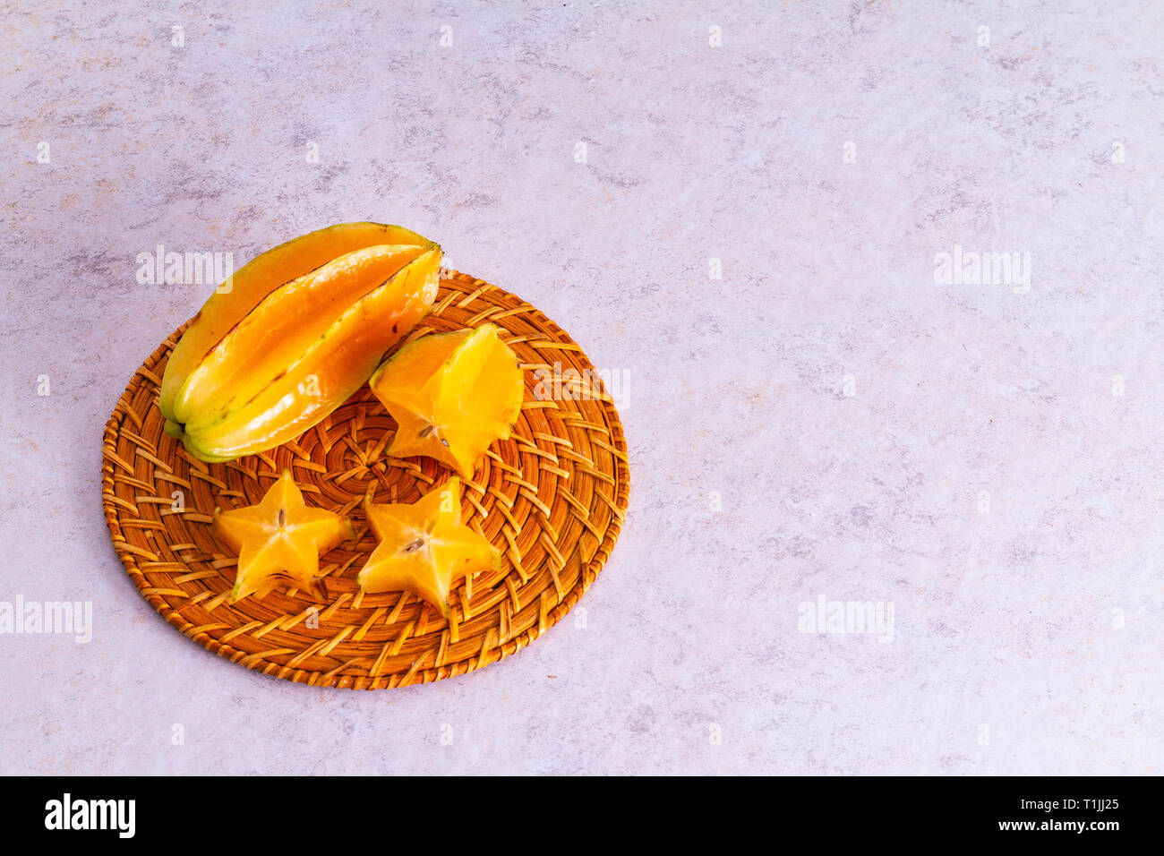 Star fruit avec fond blanc Banque D'Images