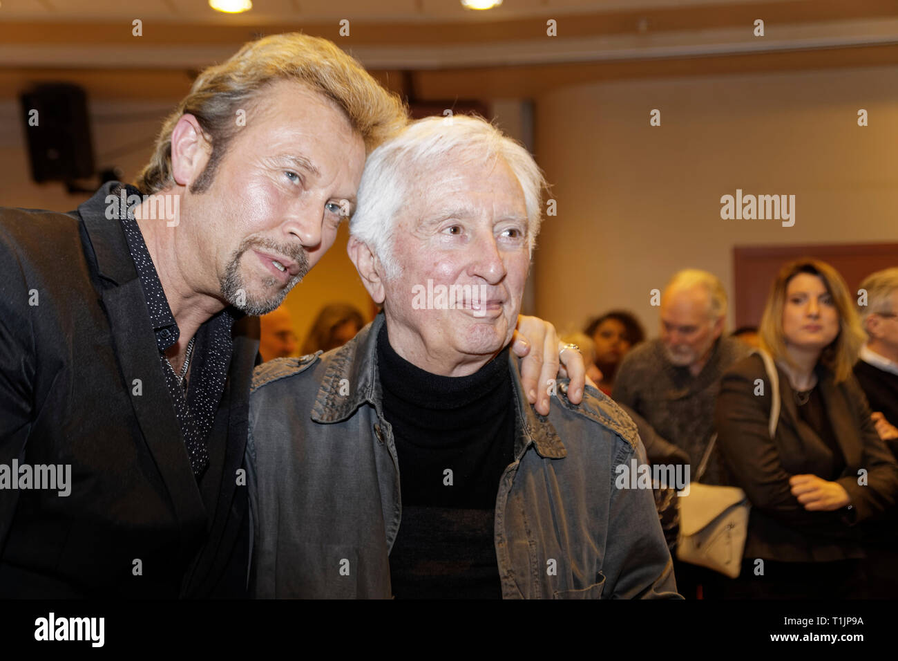 Paris, France. 09Th Feb 2019. Gilles Glab (L) et Marcel Amont y assister dans la Don'actions tirage national au Secours Populaire Français à Paris Banque D'Images