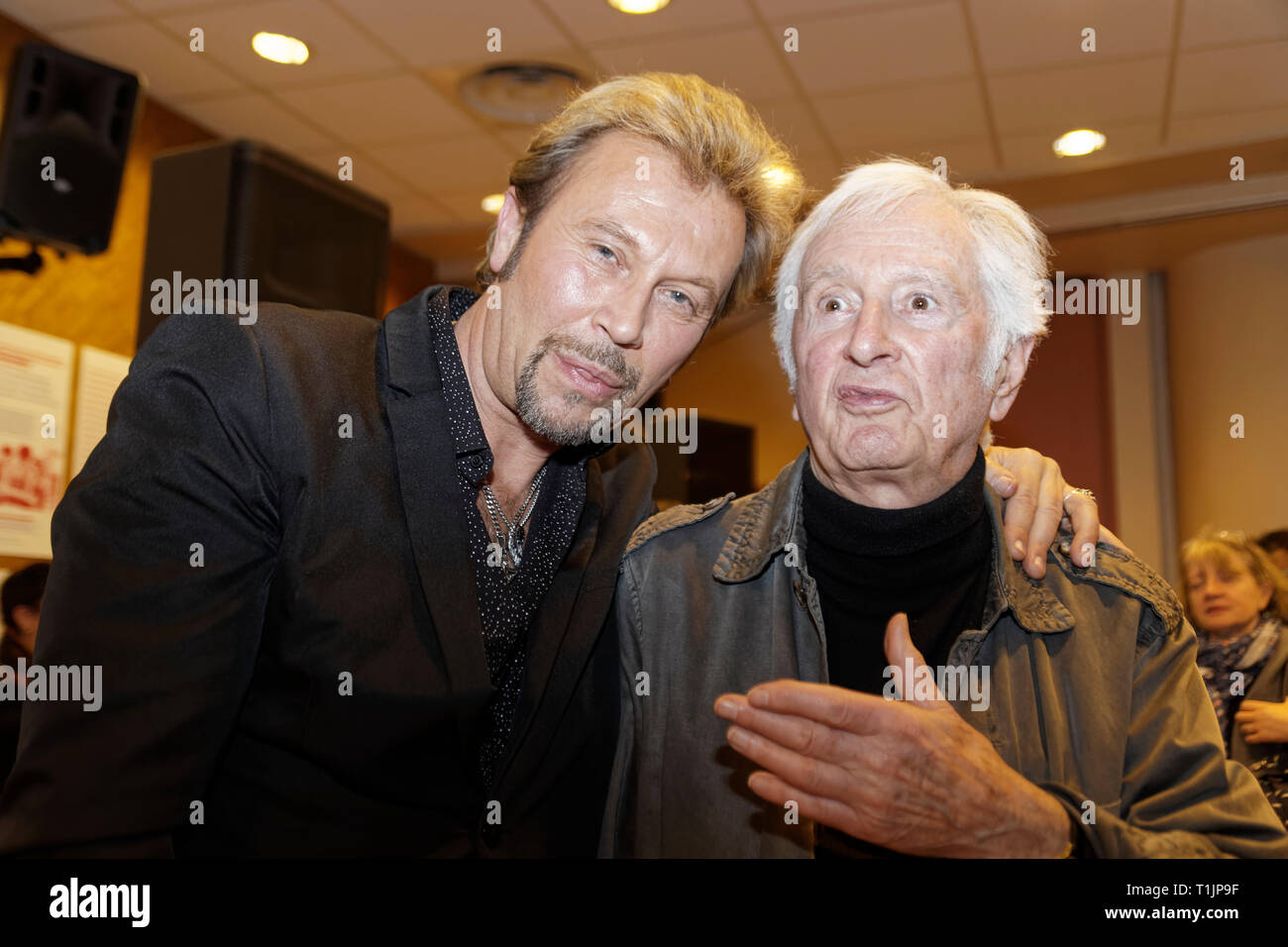 Paris, France. 09Th Feb 2019. Gilles Glab (L) et Marcel Amont y assister dans la Don'actions tirage national au Secours Populaire Français à Paris Banque D'Images