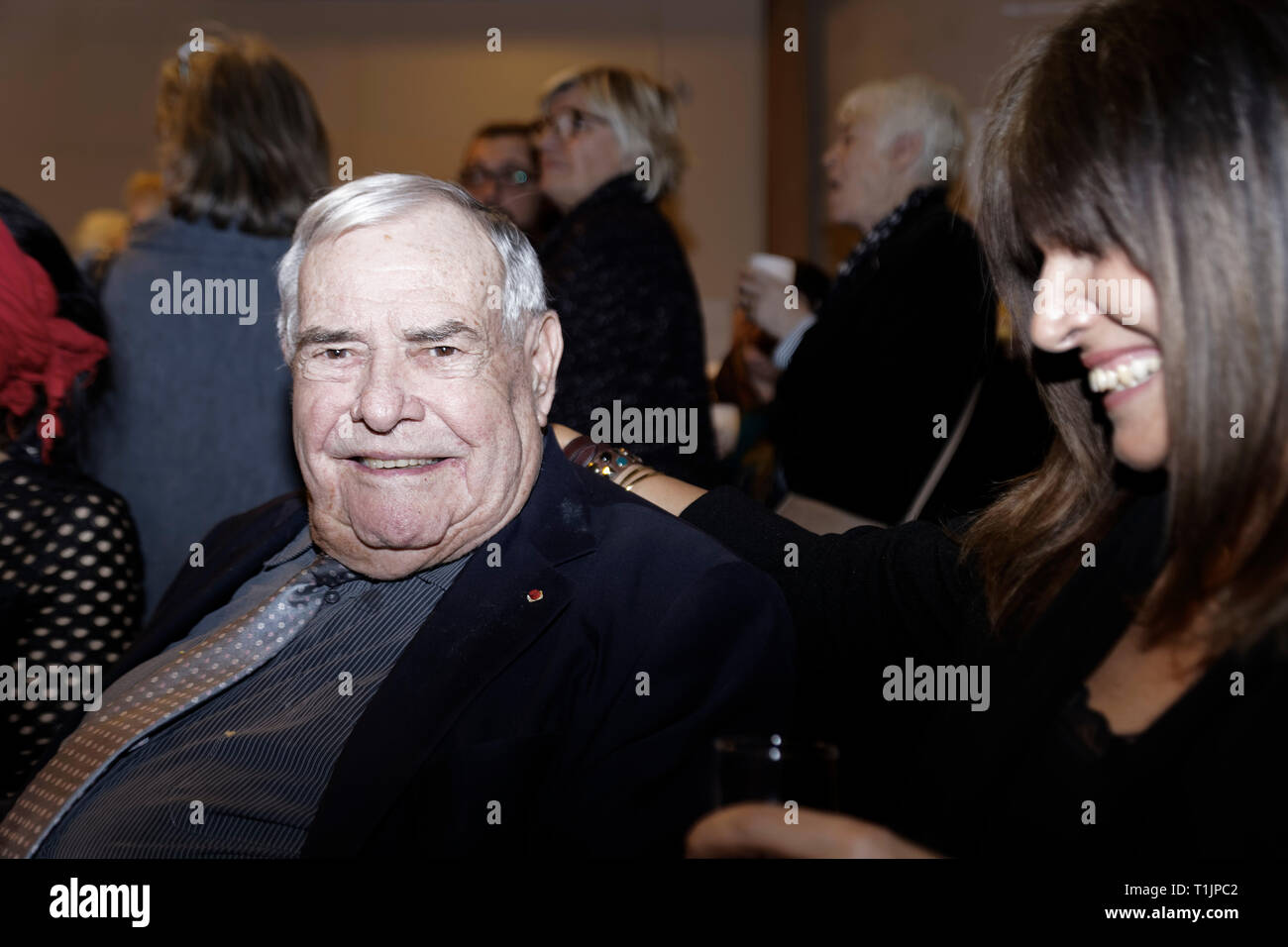 Paris, France. Mar 15, 2019. Julien Laupretre (L)et Sauhaila Abou-Rjeili assister dans le Don'actions tirage national au Secours Populaire Français Banque D'Images