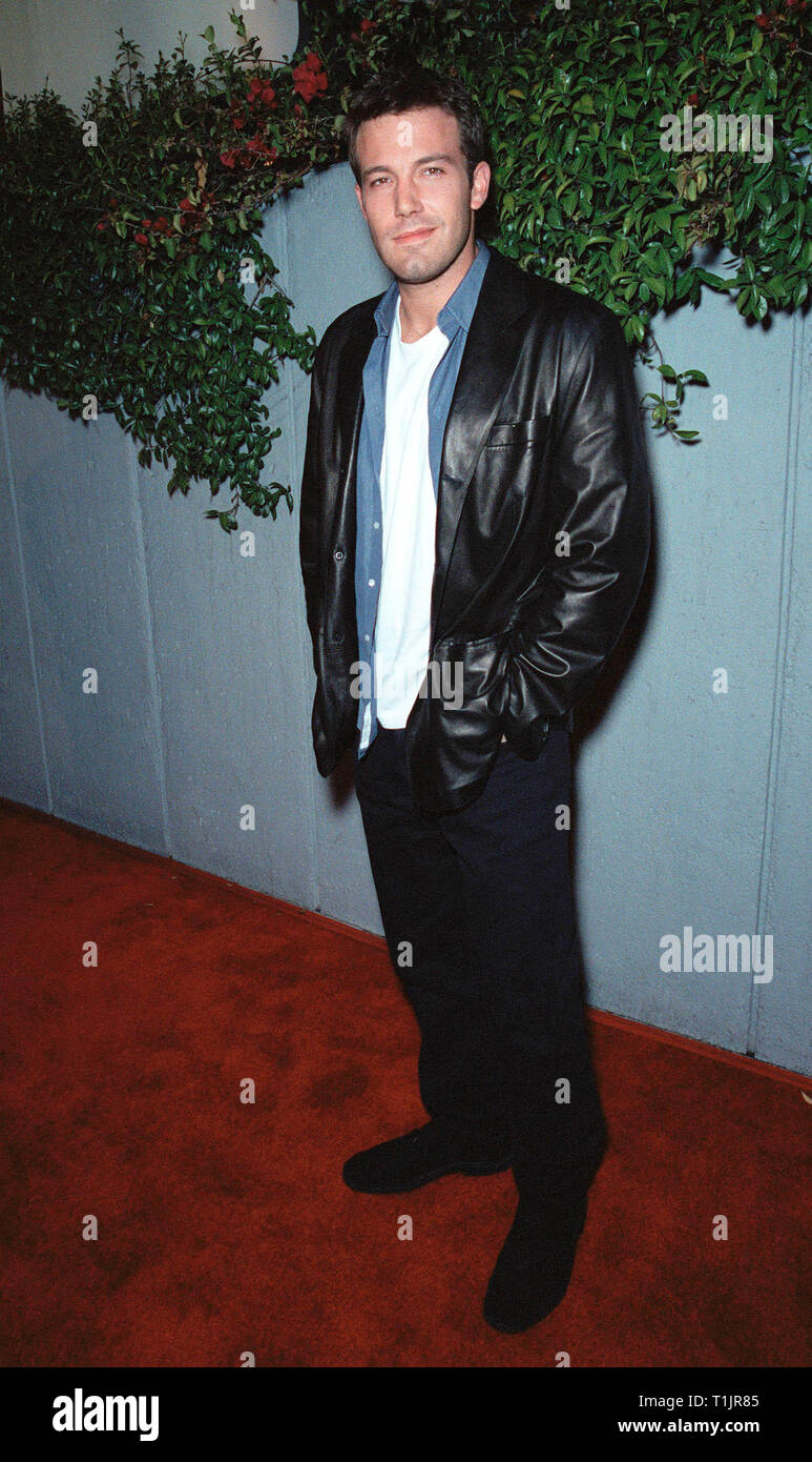 LOS ANGELES, CA. 09 novembre 1999 : l'Acteur Ben Affleck au Los Angeles première de son nouveau film 'Dogma' dans laquelle il stars avec Matt Damon, Salma Hayek, Kevin Smith et Alanis Morissette. © Paul Smith / Featureflash Banque D'Images