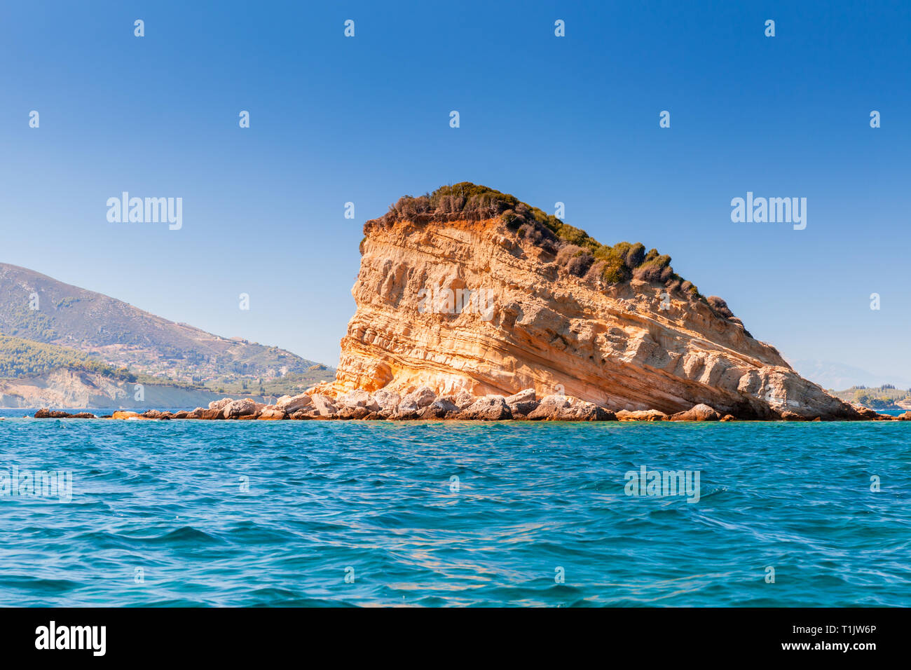 Îlot rocheux près de Zakynthos île grecque dans la mer Ionienne Banque D'Images