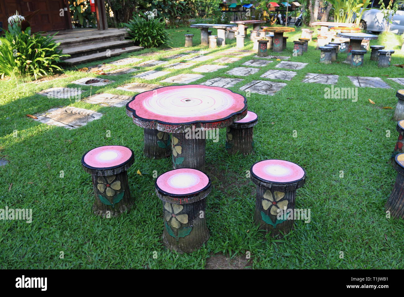 Sièges et tables pour le journal d'un jardin extérieur Banque D'Images