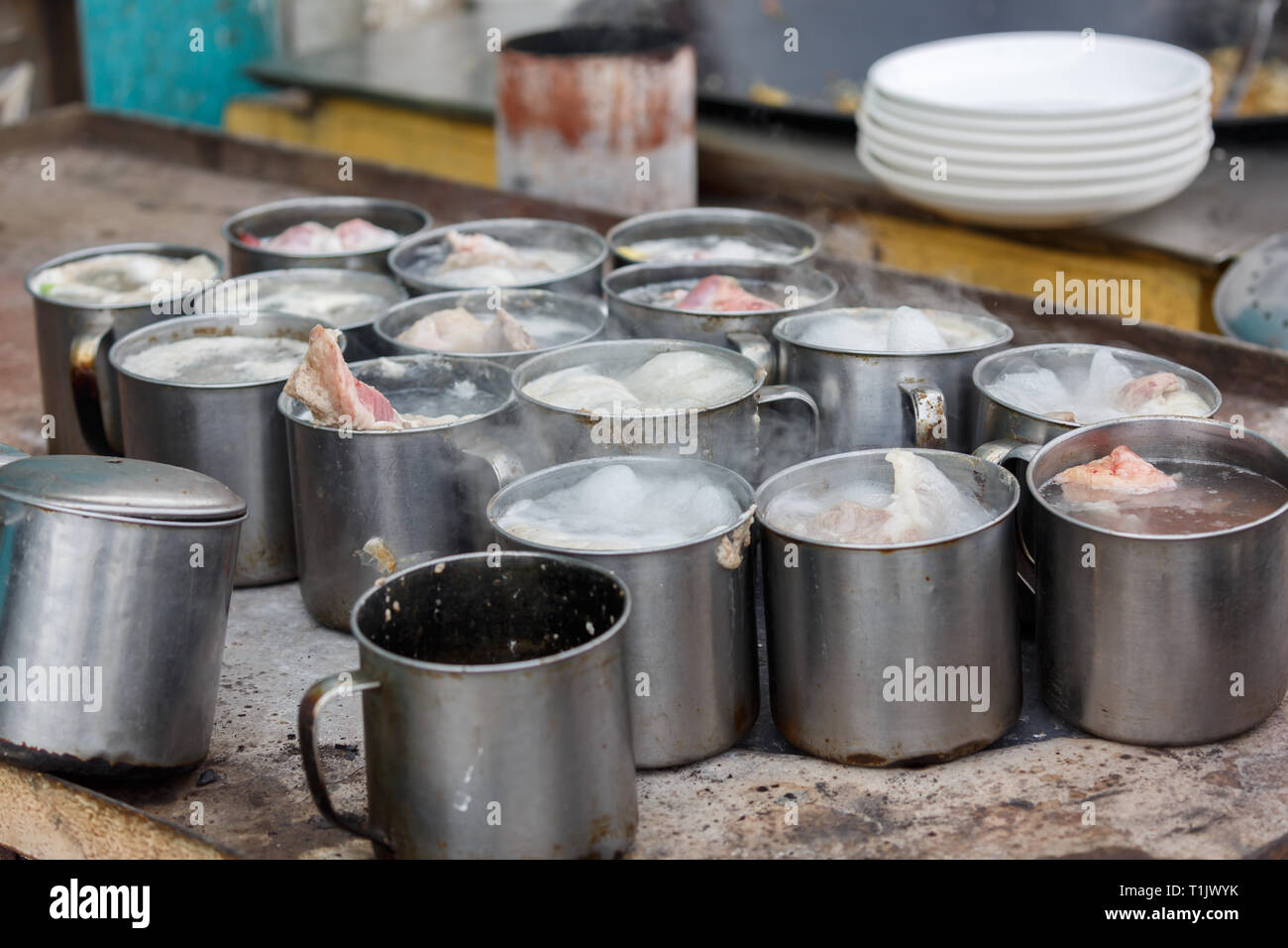 Pots d'ébullition avec viande d'agneau. Capturés à un marché de Kashgar (Province du Xinjiang, Chine). Banque D'Images