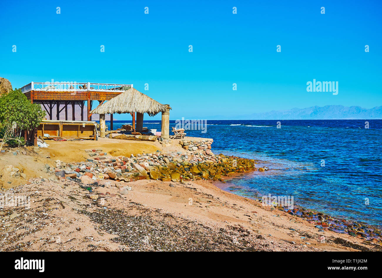 L'agréable terrasse d'été du café local, situé sur la côte du golfe d'Aqaba, Dahab, Sinaï, Égypte. Banque D'Images