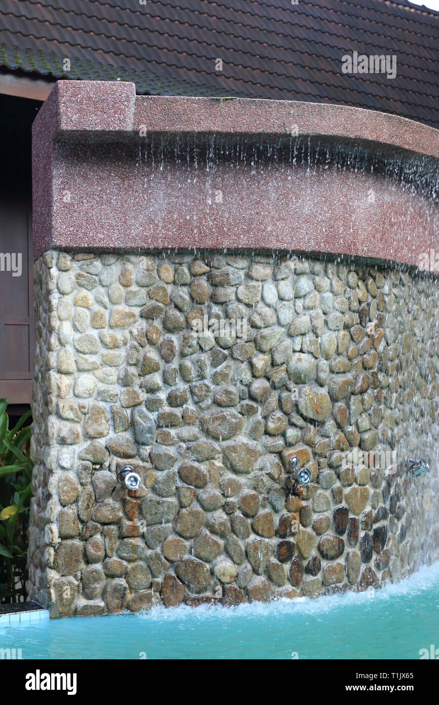 L'homme a fait l'eau des fontaines pour décoration de jardin Banque D'Images