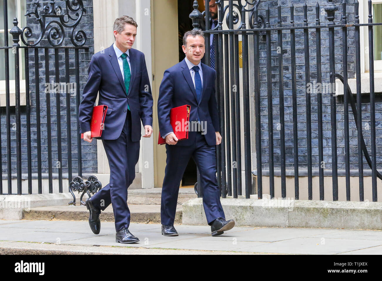 Gavin Williamson - Secrétaire d'État à la défense (L) et Alun Cairns - Secrétaire d'État pour le pays de Galles (R) sont considérées au départ de No 10 Downing Street après avoir assisté à la réunion hebdomadaire du Cabinet. Banque D'Images