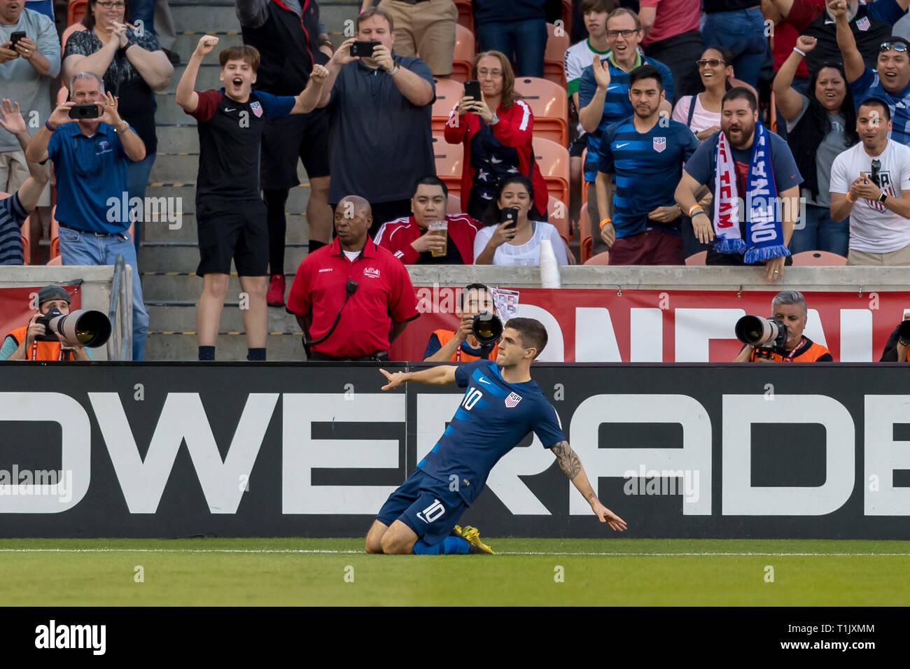 Houston, Texas, USA. 26Th Mar 2019. Le milieu de terrain Christian Pulisic USA (10) célébration diapositive après son but lors d'un match amical entre les États-Unis et le Chili au stade BBVA Compass à Houston, Texas, le score à la demie 1-1 © Maria Lysaker/CSM. Credit : Cal Sport Media/Alamy Live News Banque D'Images