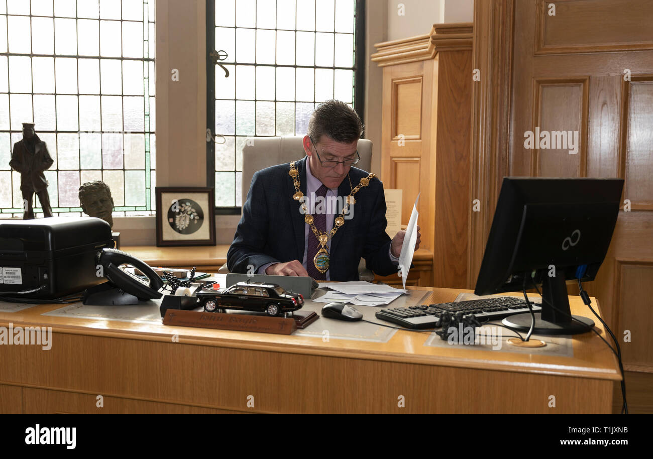 Derry, Royaume-Uni 26 Mar, 2019. Maire de Derry John Boyle travaille dans son bureau à Derry, une ville frontière de l'Irlande du Nord au Royaume-Uni, le 20 mars 2019. La "facilité", un mécanisme permettant d'éviter une frontière sur l'île d'Irlande après Brexit, est "indispensable" pour l'Irlande du Nord, a déclaré John Boyle, maire de la ville de Derry qui se trouve sur la frontière. Credit : Han Yan/Xinhua/Alamy Live News Banque D'Images