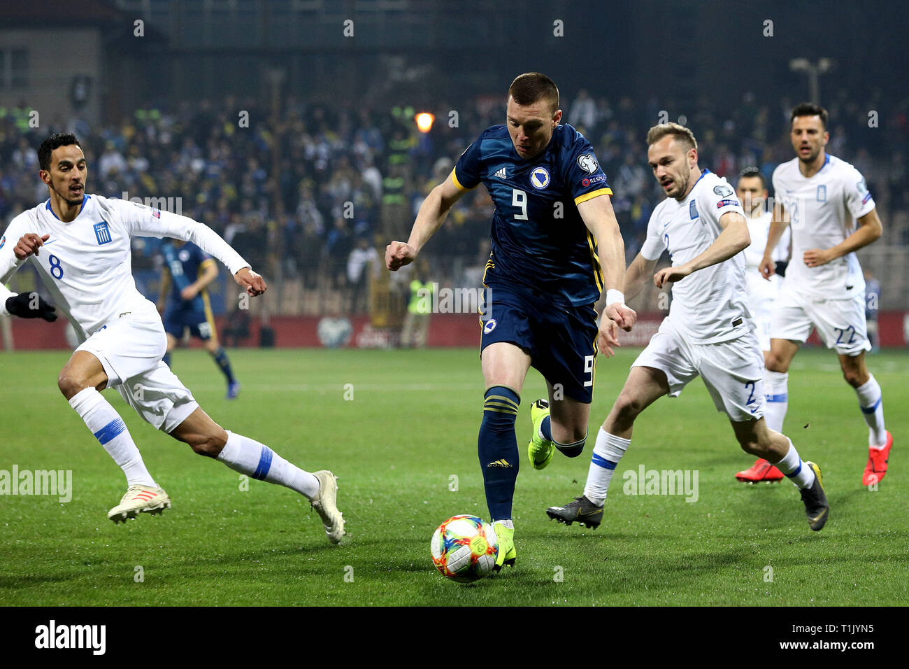 Zenica. Mar 26, 2019. Haris Duljevic (C) de la Bosnie-Herzégovine est en concurrence au cours de l'UEFA EURO 2020 match qualificatif Groupe J entre la Bosnie-et-Herzégovine et la Grèce à Zenica, Bosnie et Herzégovine le 26 mars 2019. Le match s'est terminé dans un 2-2 draw. Credit : Nedim Grabovica/Xinhua/Alamy Live News Banque D'Images