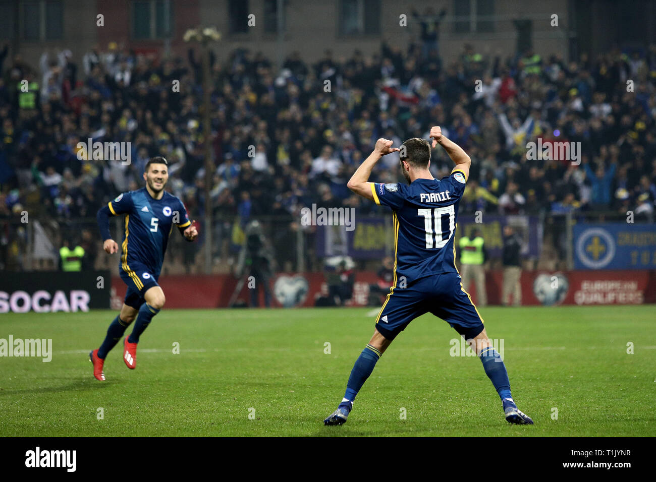 Zenica. Mar 26, 2019. Code Pjanic (R) de la Bosnie-Herzégovine célèbre après avoir marqué pendant l'UEFA EURO 2020 match qualificatif Groupe J entre la Bosnie-et-Herzégovine et la Grèce à Zenica, Bosnie et Herzégovine le 26 mars 2019. Le match s'est terminé dans un 2-2 draw. Credit : Nedim Grabovica/Xinhua/Alamy Live News Banque D'Images