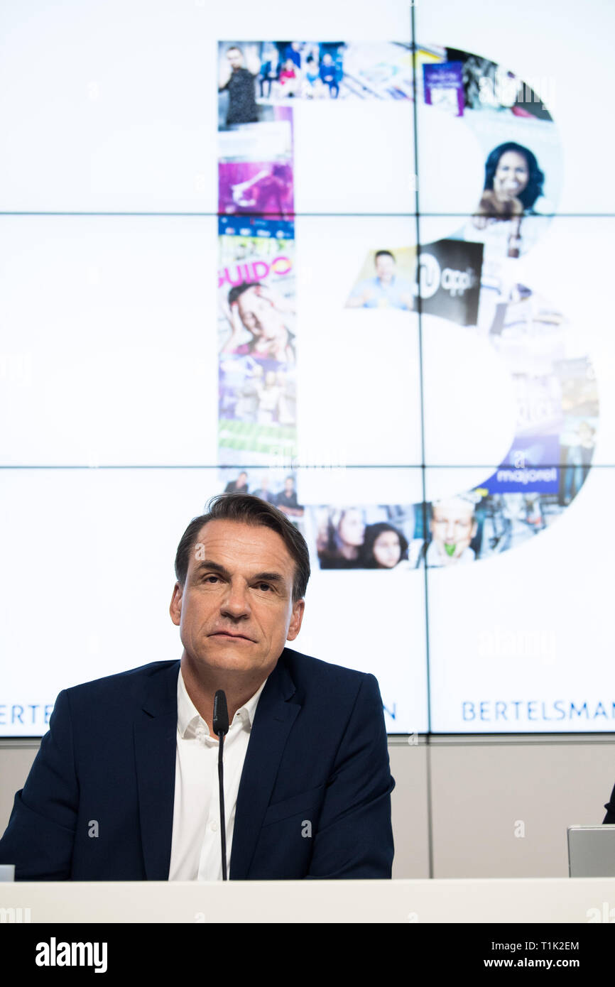 Markus DOHLE (membre de la direction, chef de la direction de Penguin Random House) en face de la Bertelsmann logo, fonction, général, motif de la frontière, le format portrait, portrait, société de médias Bertelsmann SE & Co. KGaA - bilan conférence de presse à Berlin le 26.03.2019. ¬ | conditions dans le monde entier Banque D'Images