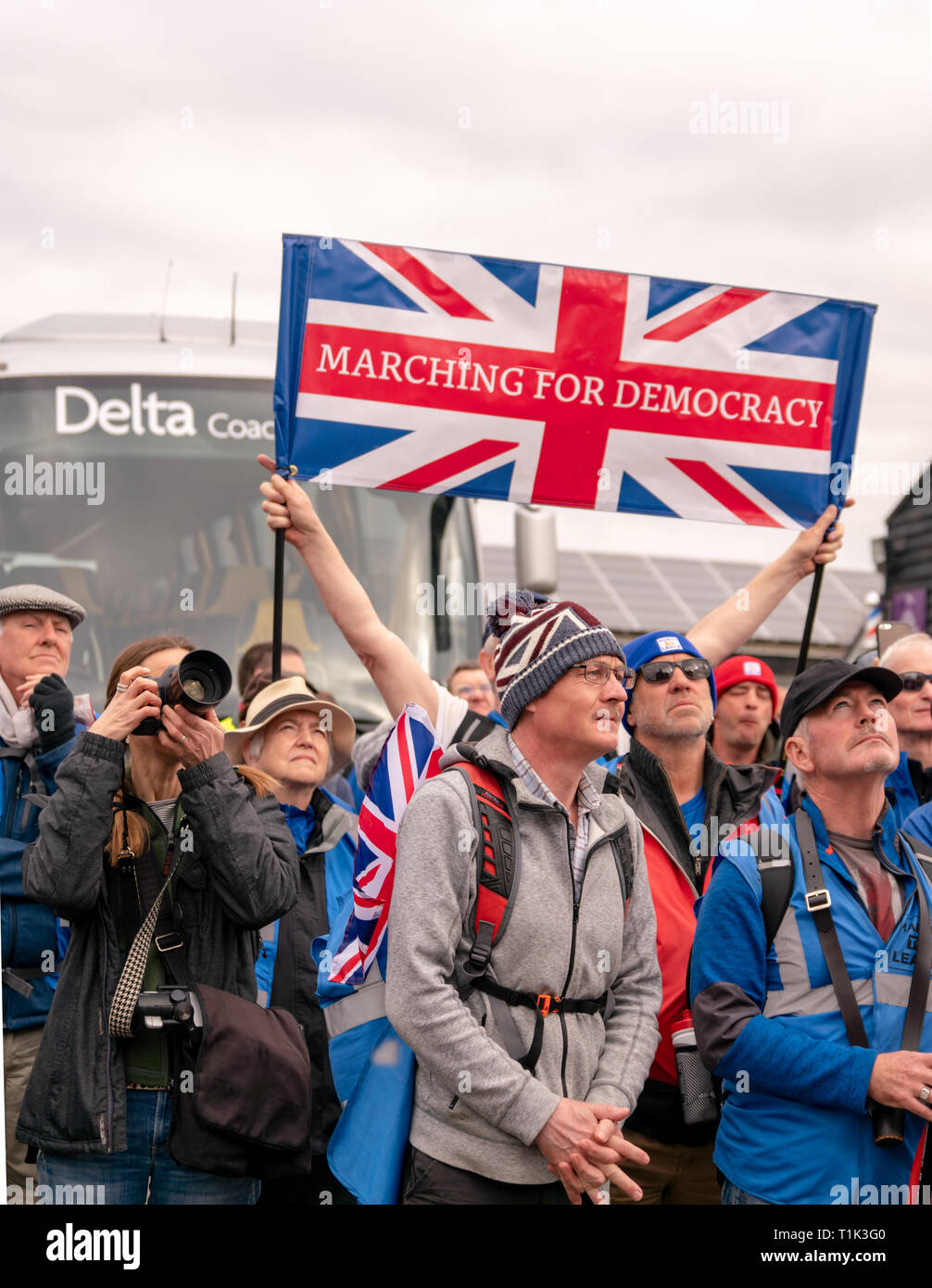 27 mars 2019. Les Brexiters du « Arch to Leave » se réunissent tôt le matin pour poursuivre leur marche à travers le Royaume-Uni. Jour 12 de leur marche. Bridget Catterall Alamy Live News Banque D'Images