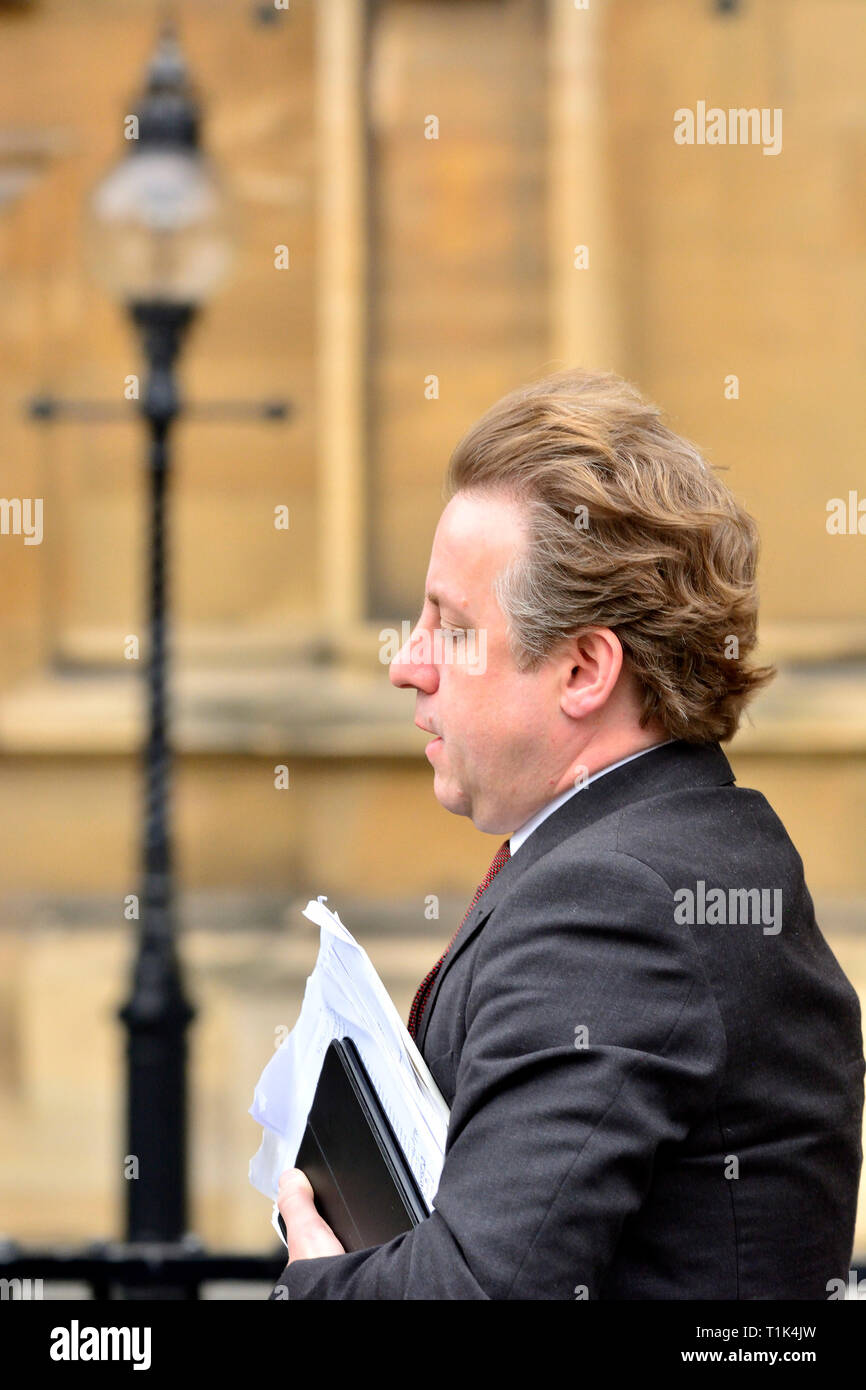 Londres, Royaume-Uni. 27 Mar 2019. M. Fysh Marcus député (Con : Yeovil) - auteur de l'option 'M' sur les votes indicatifs - ce soir se dépêche dans le Parlement peu avant de questions au premier ministre. Credit : PjrFoto/Alamy Live News Banque D'Images