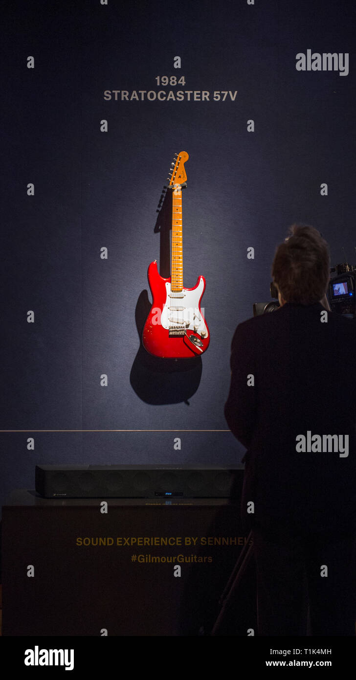 Christies, King Street, London, UK. 27 mars, 2019. Christie's dévoilent la prévisualisation de la collection personnelle de guitare rock'n'roll legend David Gilmour, guitariste, chanteur et auteur-compositeur de Pink Floyd. Le premier arrêt pour la pré-vente exposition, les 120 + points saillants de guitare sont vendus, avec le produit tiré de bénéficier de la charité. Image : Stratocaster 57V, 1984. $ Estimation 15,000-25,000. Credit : Malcolm Park/Alamy Live News. Banque D'Images