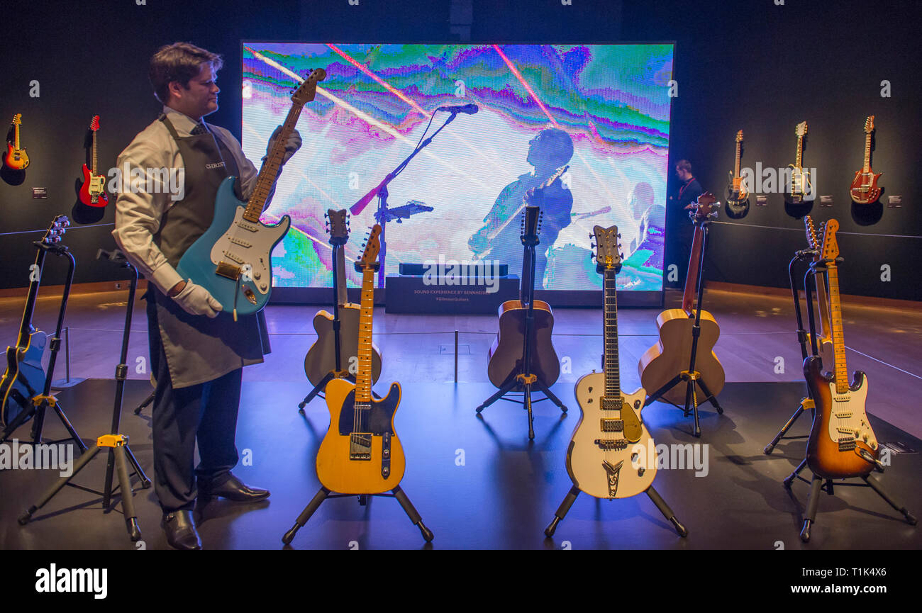 Christies, King Street, London, UK. 27 mars, 2019. Christie's dévoilent la prévisualisation de la collection personnelle de guitare rock'n'roll legend David Gilmour, guitariste, chanteur et auteur-compositeur de Pink Floyd. Le premier arrêt pour la pré-vente exposition, les 120 + points saillants de guitare sont vendus, avec le produit tiré de bénéficier de la charité. Credit : Malcolm Park/Alamy Live News. Banque D'Images