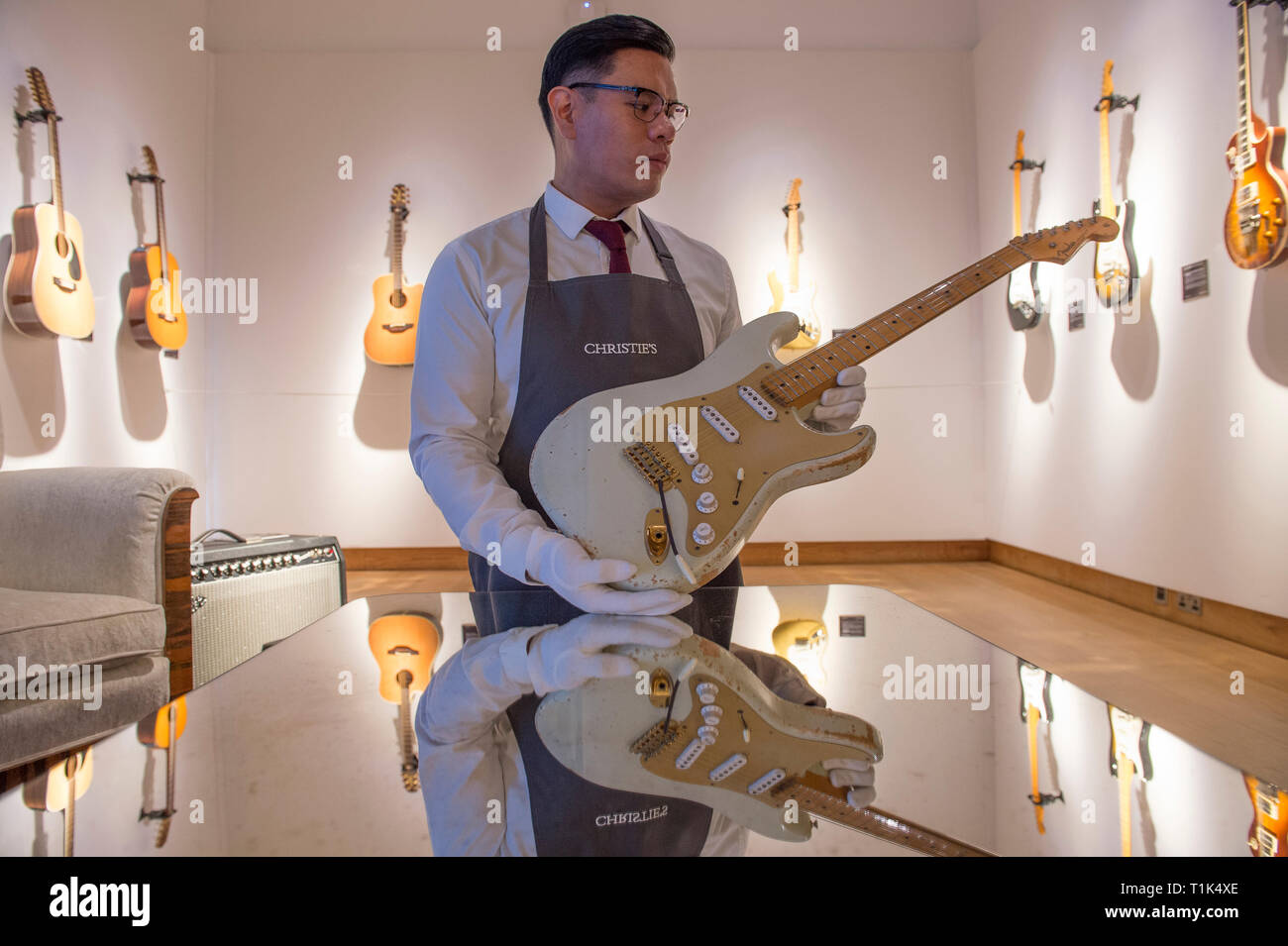 Christies, King Street, London, UK. 27 mars, 2019. Christie's dévoilent la prévisualisation de la collection personnelle de guitare rock'n'roll legend David Gilmour, guitariste, chanteur et auteur-compositeur de Pink Floyd. Le premier arrêt pour la pré-vente exposition, les 120 + points saillants de guitare sont vendus, avec le produit tiré de bénéficier de la charité. Droit : White Fender Stratocaster numéro 0001, c.1954. 150 $ Estimation,000. Credit : Malcolm Park/Alamy Live News. Banque D'Images