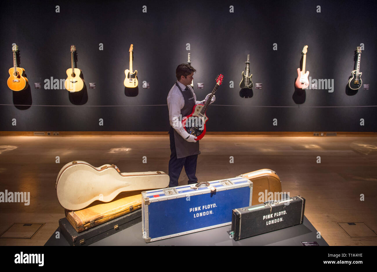 Christies, King Street, London, UK. 27 mars, 2019. Christie's dévoilent la prévisualisation de la collection personnelle de guitare rock'n'roll legend David Gilmour, guitariste, chanteur et auteur-compositeur de Pink Floyd. Le premier arrêt pour la pré-vente exposition, les 120 + points saillants de guitare sont vendus, avec le produit tiré de bénéficier de la charité. Credit : Malcolm Park/Alamy Live News. Banque D'Images