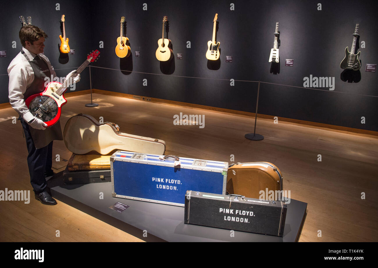 Christies, King Street, London, UK. 27 mars, 2019. Christie's dévoilent la prévisualisation de la collection personnelle de guitare rock'n'roll legend David Gilmour, guitariste, chanteur et auteur-compositeur de Pink Floyd. Le premier arrêt pour la pré-vente exposition, les 120 + points saillants de guitare sont vendus, avec le produit tiré de bénéficier de la charité. Credit : Malcolm Park/Alamy Live News. Banque D'Images