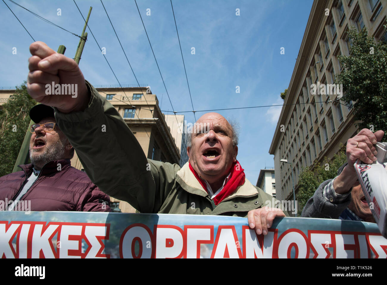 Athènes, Grèce. 27 Mar 2019. Les retraités mars au bureau du premier ministre au Palais Maximou criant des slogans contre l'austérité et les coupes dans la sécurité sociale. Les syndicats des retraités sont descendus dans la rue pour protester contre les coupes dans les retraites et exiger la restitution de leur chute les pensions, que leur revenu a diminué depuis que la Grèce est entrée le renflouement traite en 2010. Credit : Nikolas Georgiou/Alamy Live News Banque D'Images