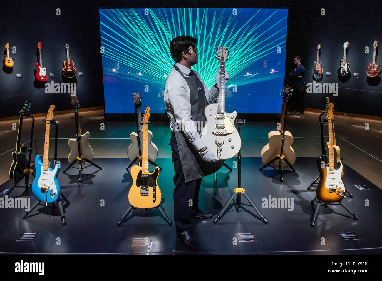 Londres, Royaume-Uni. 27 Mar 2019. Le Pingouin Blanc par Getsch Fre 1958, 100-150 $ est 000 et autres guitares - Christie's a présenté un aperçu de la collection personnelle de guitare rock'n'roll legend David Gilmour, guitariste, chanteur et auteur-compositeur de Pink Floyd. Il a été l'occasion de voir la 120 + points saillants de la guitare d'être vendus, avec le produit tiré de bénéficier de la charité. L'exposition sera présentée au public du 27 au 31 mars 2019. Crédit : Guy Bell/Alamy Live News Banque D'Images