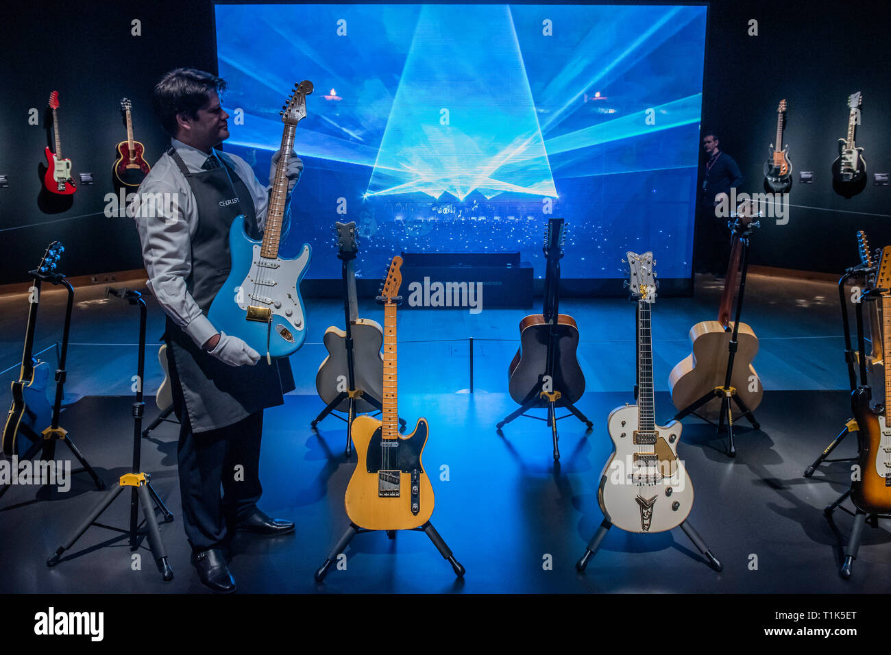 Londres, Royaume-Uni. 27 Mar 2019. 'Ex' Homer Haynes Fender Stratocaster, 1957, est de 80 à 90 000 $ et d'autres guitares - Christie's a présenté un aperçu de la collection personnelle de guitare rock'n'roll legend David Gilmour, guitariste, chanteur et auteur-compositeur de Pink Floyd. Il a été l'occasion de voir la 120 + points saillants de la guitare d'être vendus, avec le produit tiré de bénéficier de la charité. L'exposition sera présentée au public du 27 au 31 mars 2019. Crédit : Guy Bell/Alamy Live News Banque D'Images