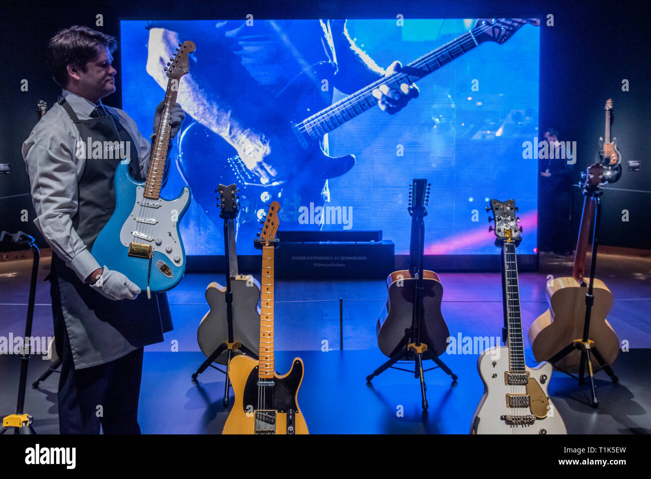 Londres, Royaume-Uni. 27 Mar 2019. 'Ex' Homer Haynes Fender Stratocaster, 1957, est de 80 à 90 000 $ et d'autres guitares - Christie's a présenté un aperçu de la collection personnelle de guitare rock'n'roll legend David Gilmour, guitariste, chanteur et auteur-compositeur de Pink Floyd. Il a été l'occasion de voir la 120 + points saillants de la guitare d'être vendus, avec le produit tiré de bénéficier de la charité. L'exposition sera présentée au public du 27 au 31 mars 2019. Crédit : Guy Bell/Alamy Live News Banque D'Images