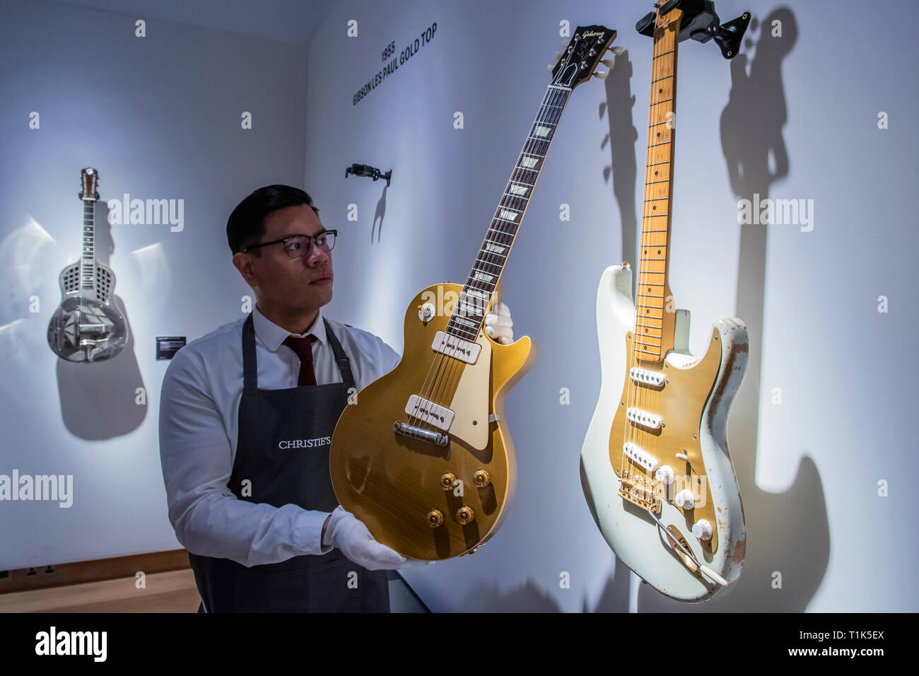 Londres, Royaume-Uni. 27 Mar 2019. Une Gibson Incorporated, Kalamazoo, 1955, is $30-50000, et une Fender Stratocaster, 1954, 150 000 $ de l'Est et d'autres guitares - Christie's a présenté un aperçu de la collection personnelle de guitare rock'n'roll legend David Gilmour, guitariste, chanteur et auteur-compositeur de Pink Floyd. Il a été l'occasion de voir la 120 + points saillants de la guitare d'être vendus, avec le produit tiré de bénéficier de la charité. L'exposition sera présentée au public du 27 au 31 mars 2019. Crédit : Guy Bell/Alamy Live News Banque D'Images