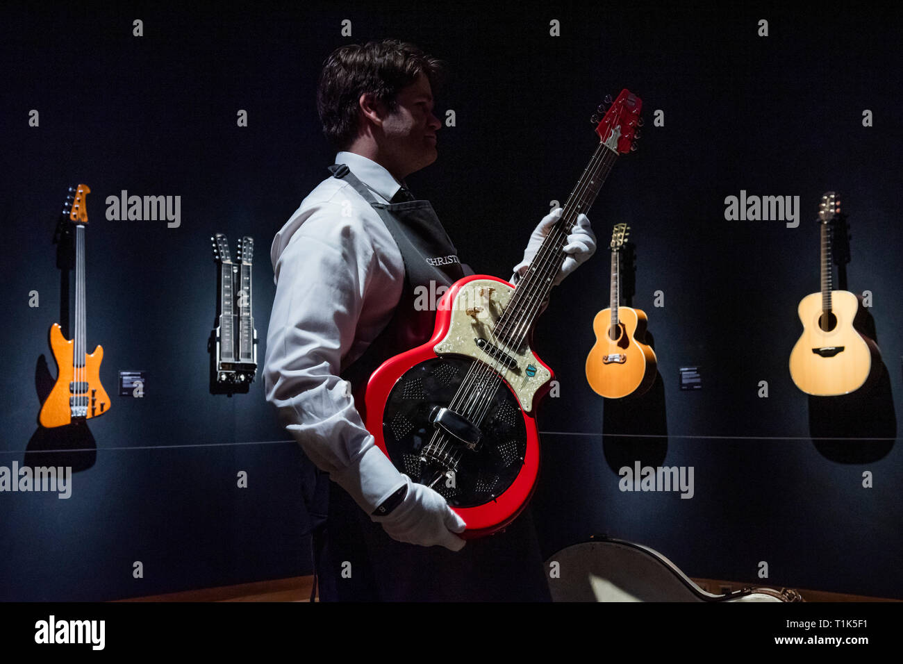 Londres, Royaume-Uni. 27 Mar 2019. La National Resophonic Guitars, San Luis Obispo, 1991, 1 500 $ est 400 - Christie's a présenté un aperçu de la collection personnelle de guitare rock'n'roll legend David Gilmour, guitariste, chanteur et auteur-compositeur de Pink Floyd. Il a été l'occasion de voir la 120 + points saillants de la guitare d'être vendus, avec le produit tiré de bénéficier de la charité. L'exposition sera présentée au public du 27 au 31 mars 2019. Crédit : Guy Bell/Alamy Live News Banque D'Images