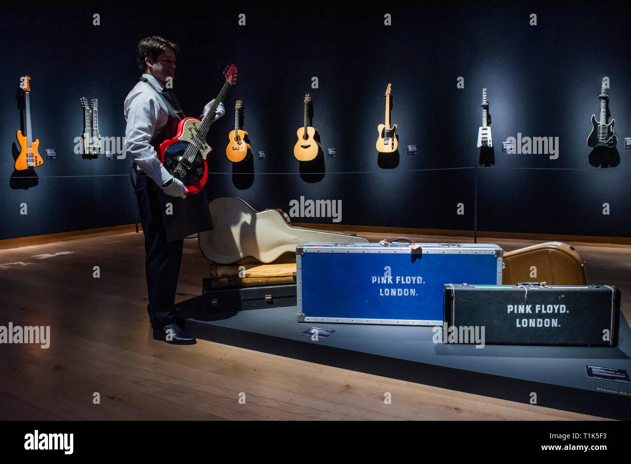 Londres, Royaume-Uni. 27 Mar 2019. La National Resophonic Guitars, San Luis Obispo, 1991, 1 500 $ est 400 - Christie's a présenté un aperçu de la collection personnelle de guitare rock'n'roll legend David Gilmour, guitariste, chanteur et auteur-compositeur de Pink Floyd. Il a été l'occasion de voir la 120 + points saillants de la guitare d'être vendus, avec le produit tiré de bénéficier de la charité. L'exposition sera présentée au public du 27 au 31 mars 2019. Crédit : Guy Bell/Alamy Live News Banque D'Images