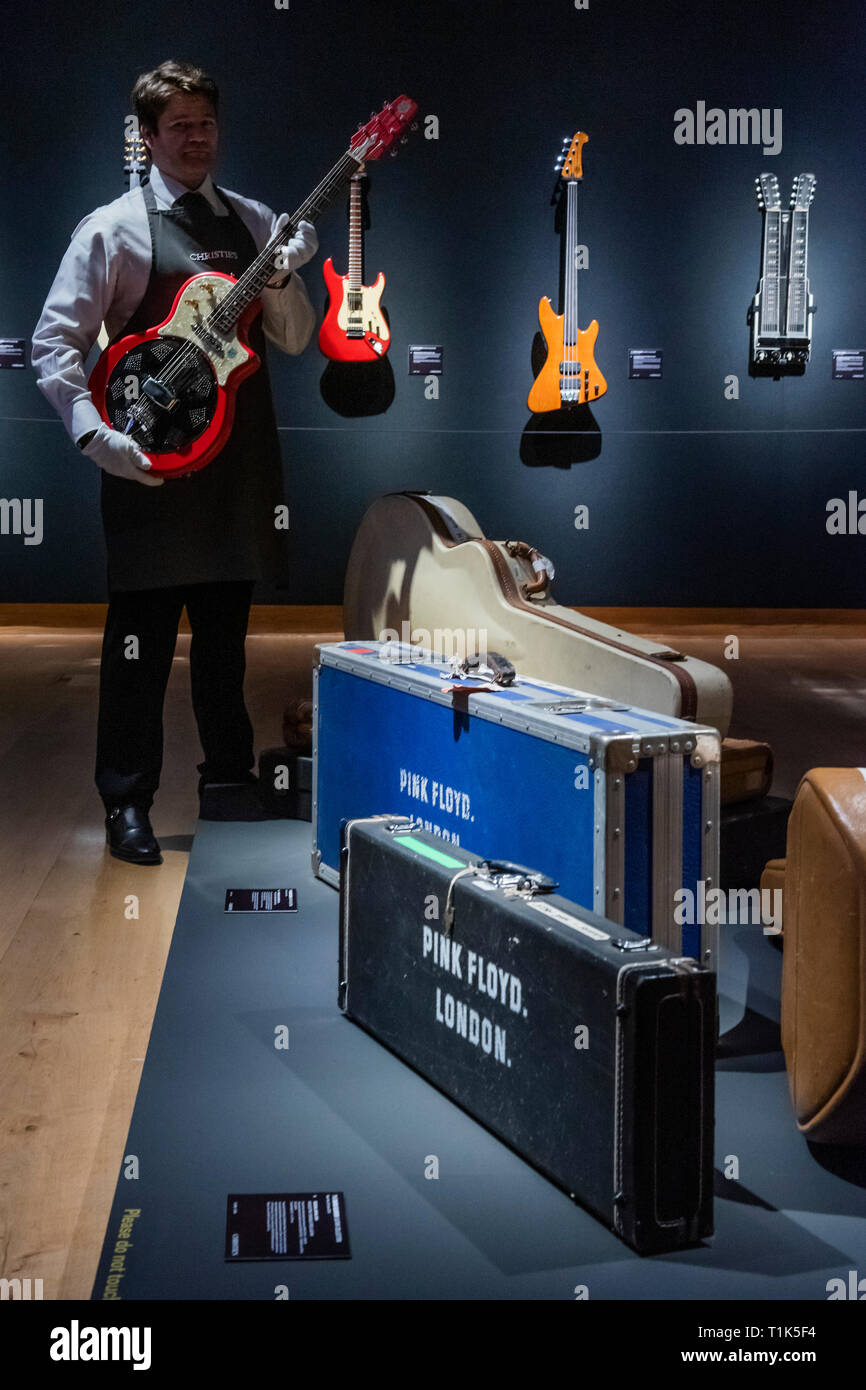 Londres, Royaume-Uni. 27 Mar 2019. La National Resophonic Guitars, San Luis Obispo, 1991, 1 500 $ est 400 - Christie's a présenté un aperçu de la collection personnelle de guitare rock'n'roll legend David Gilmour, guitariste, chanteur et auteur-compositeur de Pink Floyd. Il a été l'occasion de voir la 120 + points saillants de la guitare d'être vendus, avec le produit tiré de bénéficier de la charité. L'exposition sera présentée au public du 27 au 31 mars 2019. Crédit : Guy Bell/Alamy Live News Banque D'Images