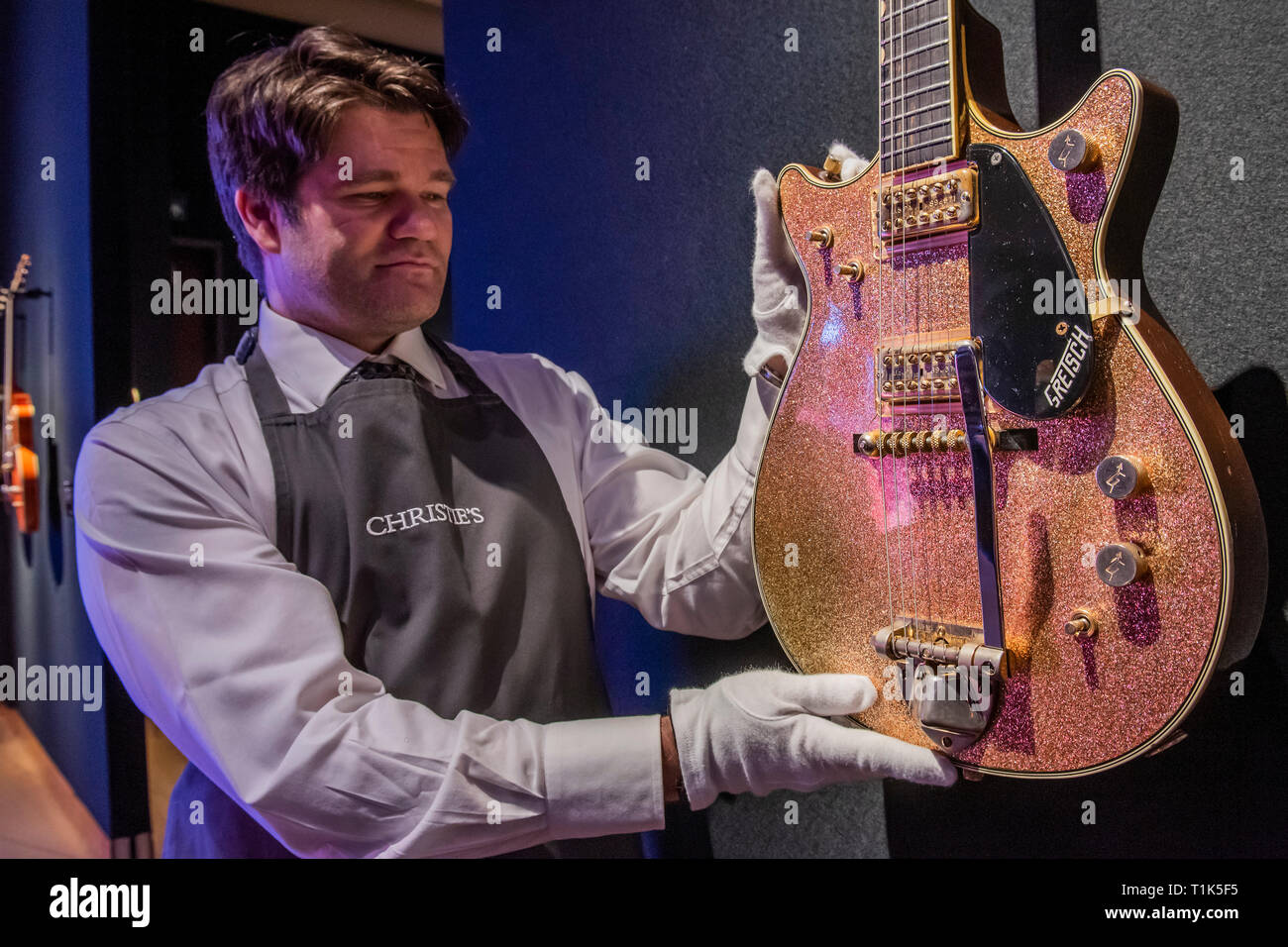 Londres, Royaume-Uni. 27 Mar 2019. Le Champagne Duo Jet par Fred Gretsch, 1963, is $5-7,000 - Christie's a présenté un aperçu de la collection personnelle de guitare rock'n'roll legend David Gilmour, guitariste, chanteur et auteur-compositeur de Pink Floyd. Il a été l'occasion de voir la 120 + points saillants de la guitare d'être vendus, avec le produit tiré de bénéficier de la charité. L'exposition sera présentée au public du 27 au 31 mars 2019. Crédit : Guy Bell/Alamy Live News Banque D'Images