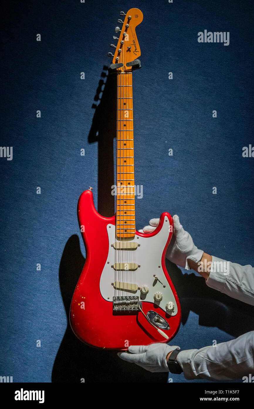 Londres, Royaume-Uni. 27 Mar 2019. Une Fender Stratocaster, 1984, est de 15 à 30 000 $ - Christie's a présenté un aperçu de la collection personnelle de guitare rock'n'roll legend David Gilmour, guitariste, chanteur et auteur-compositeur de Pink Floyd. Il a été l'occasion de voir la 120 + points saillants de la guitare d'être vendus, avec le produit tiré de bénéficier de la charité. L'exposition sera présentée au public du 27 au 31 mars 2019. Crédit : Guy Bell/Alamy Live News Banque D'Images