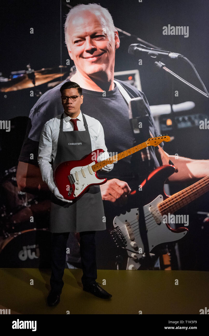 Londres, Royaume-Uni. 27 Mar 2019. Une Fender Stratocaster, 1984, est de 15 à 30 000 $ - Christie's a présenté un aperçu de la collection personnelle de guitare rock'n'roll legend David Gilmour, guitariste, chanteur et auteur-compositeur de Pink Floyd. Il a été l'occasion de voir la 120 + points saillants de la guitare d'être vendus, avec le produit tiré de bénéficier de la charité. L'exposition sera présentée au public du 27 au 31 mars 2019. Crédit : Guy Bell/Alamy Live News Banque D'Images