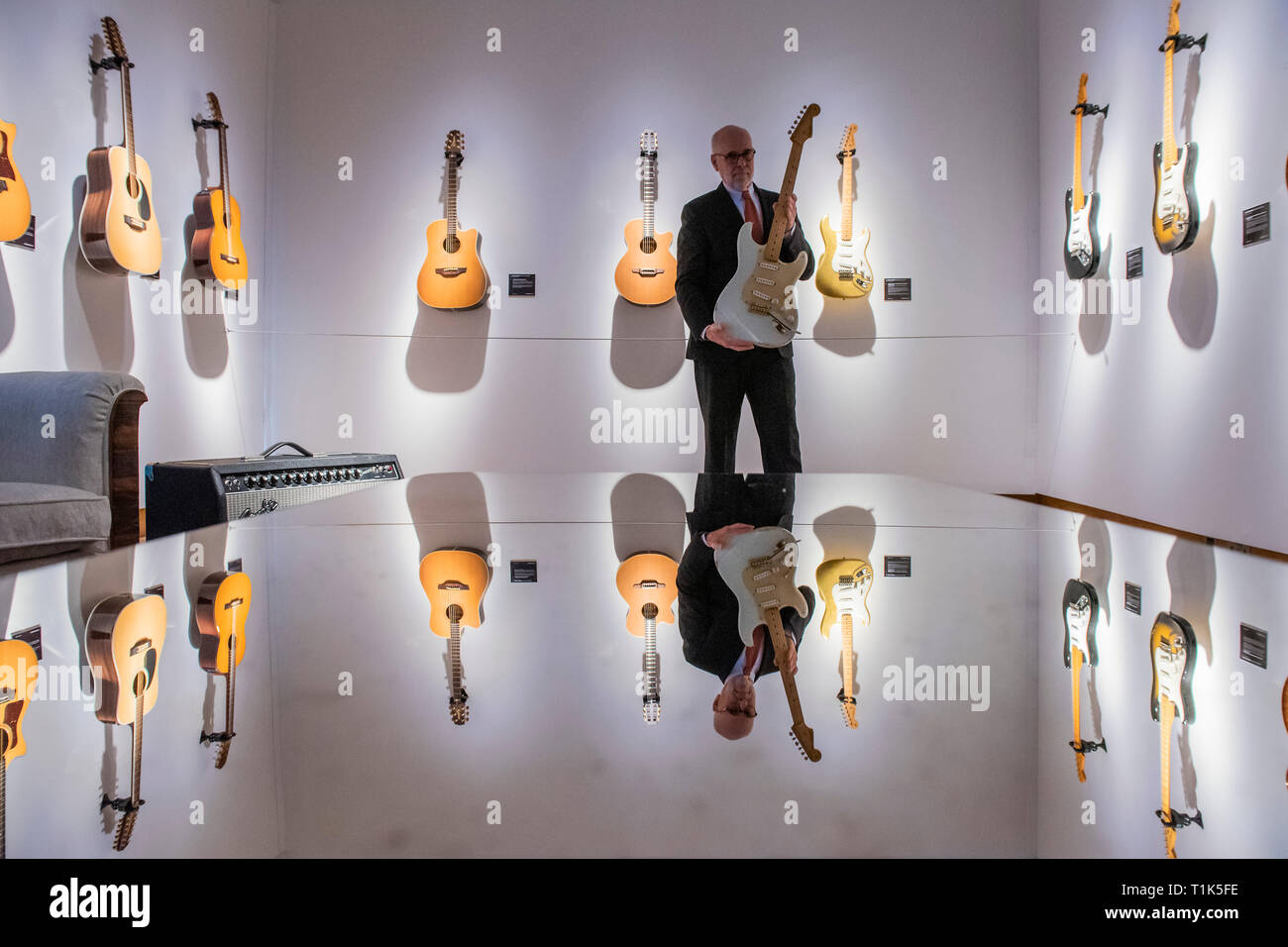 Londres, Royaume-Uni. 27 Mar 2019. Un Fendr Stratocaster, 1954, 150 000 $ de l'Est et d'autres guitares - Christie's a présenté un aperçu de la collection personnelle de guitare rock'n'roll legend David Gilmour, guitariste, chanteur et auteur-compositeur de Pink Floyd. Il a été l'occasion de voir la 120 + points saillants de la guitare d'être vendus, avec le produit tiré de bénéficier de la charité. L'exposition sera présentée au public du 27 au 31 mars 2019. Crédit : Guy Bell/Alamy Live News Banque D'Images