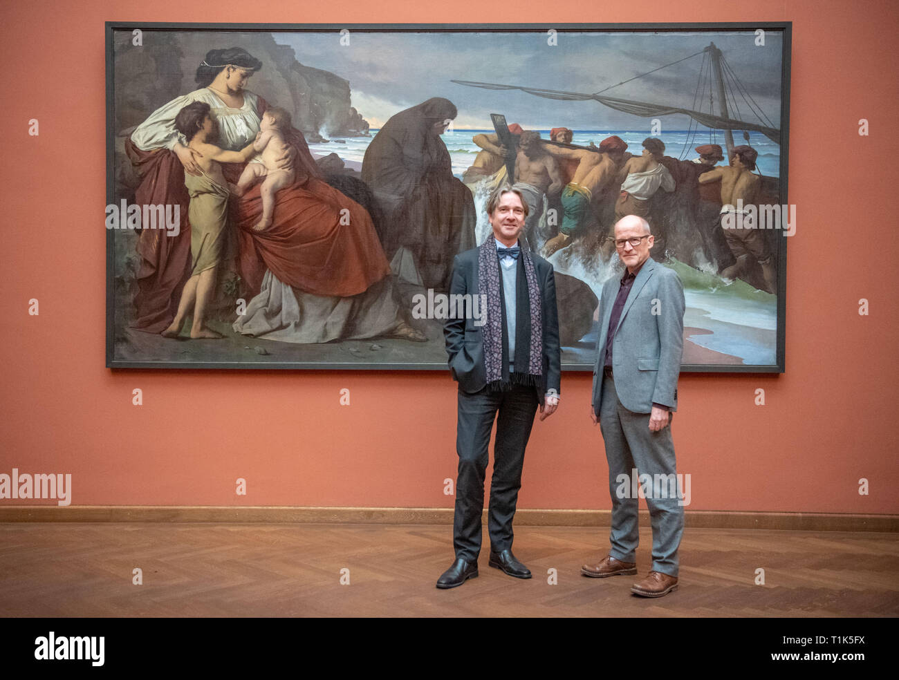 27 mars 2019, Bavaria, Munich : Bernhard Maats, directeur général de la Bayerische Staatsgemäldesammlungen Schawe, et Martin, Directeur général adjoint de la Bayerische Staatsgemäldesammlungen, se tenir en face d'Anselm Feuerbach's 'Medea' travail dans une salle de la Galerie Schack. Lors de la conférence de presse de l'État bavarois Collections Peinture, photos ont été présentés qui ont été portées à l'Schack Collection et exposées par le Neue Pinakothek. Photo : Lino Mirgeler/DPA - ATTENTION : Seulement pour un usage éditorial en relation avec les rapports actuels et qu'avec mention de la complète au-dessus de cre Banque D'Images