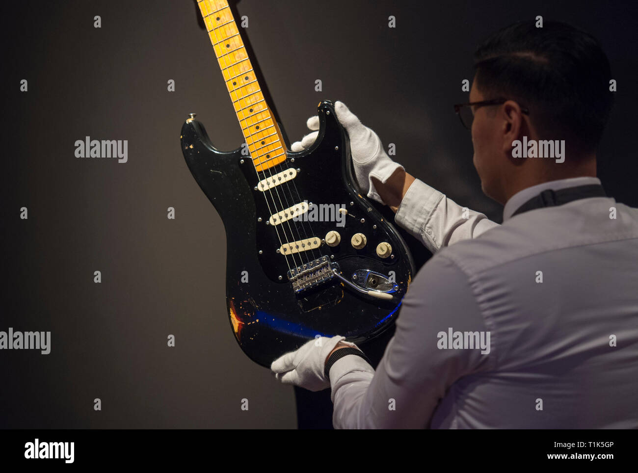 Christies, King Street, London, UK. 27 mars, 2019. Christie's dévoilent la prévisualisation de la collection personnelle de guitare rock'n'roll legend David Gilmour, guitariste, chanteur et auteur-compositeur de Pink Floyd. Le premier arrêt pour la pré-vente exposition, les 120 + points saillants de guitare sont vendus, avec le produit tiré de bénéficier de la charité. Image : Le Black Strat Fender guitare électrique solid-body, Stratocaster. 150 $ Estimation,000. Credit : Malcolm Park/Alamy Live News. Banque D'Images