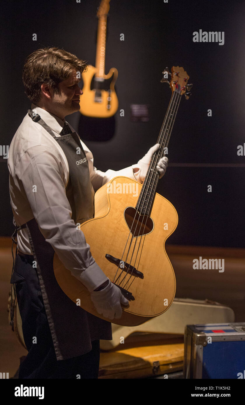 Christies, King Street, London, UK. 27 mars, 2019. Christie's dévoilent la prévisualisation de la collection personnelle de guitare rock'n'roll legend David Gilmour, guitariste, chanteur et auteur-compositeur de Pink Floyd. Le premier arrêt pour la pré-vente exposition, les 120 + points saillants de guitare sont vendus, avec le produit tiré de bénéficier de la charité. Image : Anthony 'Tony' C. Zemaitis, 1978, acoustique basse fretless guitare. $ Estimation 15,000-25,000. Credit : Malcolm Park/Alamy Live News. Banque D'Images