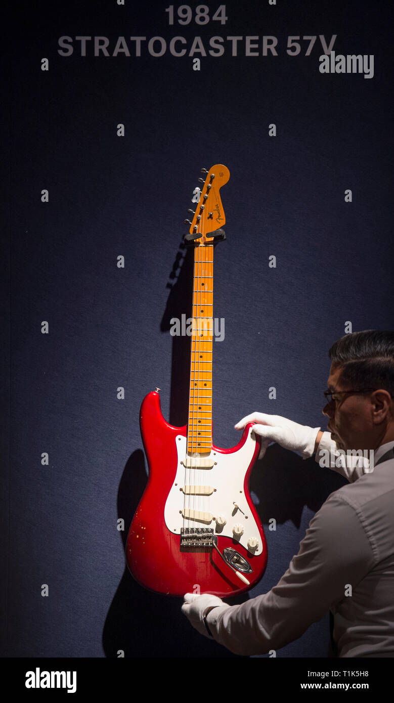 Christies, King Street, London, UK. 27 mars, 2019. Christie's dévoilent la prévisualisation de la collection personnelle de guitare rock'n'roll legend David Gilmour, guitariste, chanteur et auteur-compositeur de Pink Floyd. Le premier arrêt pour la pré-vente exposition, les 120 + points saillants de guitare sont vendus, avec le produit tiré de bénéficier de la charité. Image : Stratocaster 57V, 1984. $ Estimation 15,000-25,000. Credit : Malcolm Park/Alamy Live News. Banque D'Images