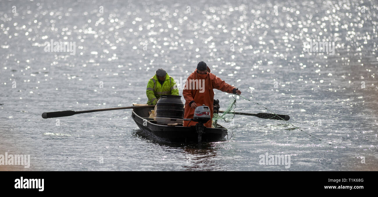 27 mars 2019, la Saxe-Anhalt, Magdeburg : le pêcheur Gernot Quaschny (r) lance son filet sur le lac Barleber. La pêche au grand corégone stock avait été commandé par la capitale de l'état en raison de l'imminence de la lutte contre les algues bleu-vert. Les animaux pêchés seront remis au Club de pêche de Magdebourg, qui va libérer le poisson dans d'autres lacs. Les poissons prédateurs sont d'être libéré de nouveau après la restauration de l'eau. Photo : Klaus-Dietmar Gabbert/dpa-Zentralbild/ZB Banque D'Images