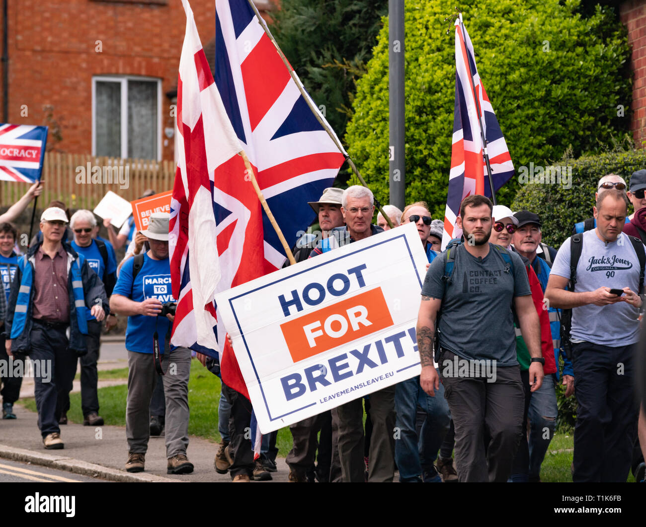 « Arch to Leave » : les militants du Brexit se réunissent le 13 e jour de leur marche à travers l'Angleterre, au Royaume-Uni. Banque D'Images