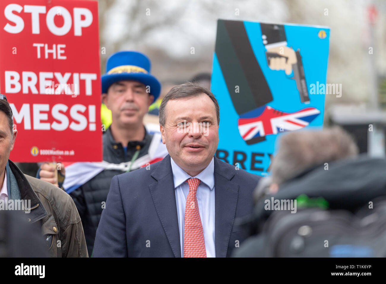 27 mars 2019 Londres, Arron Banques, Co fondateur de quitter l'UE, sur College Green poursuivis par les manifestants Brexit Ian Davidson Crédit/Alamy Live News Banque D'Images