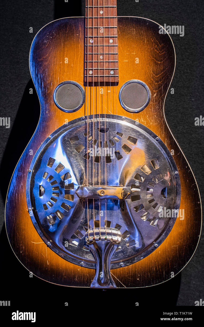 Londres, Royaume-Uni. 27 Mar 2019. Dobro Resonator Guitar, 1933, is $2500-3500 - Christie's a présenté un aperçu de la collection personnelle de guitare rock'n'roll legend David Gilmour, guitariste, chanteur et auteur-compositeur de Pink Floyd. Il a été l'occasion de voir la 120 + points saillants de la guitare d'être vendus, avec le produit tiré de bénéficier de la charité. L'exposition sera présentée au public du 27 au 31 mars 2019. Crédit : Guy Bell/Alamy Live News Banque D'Images