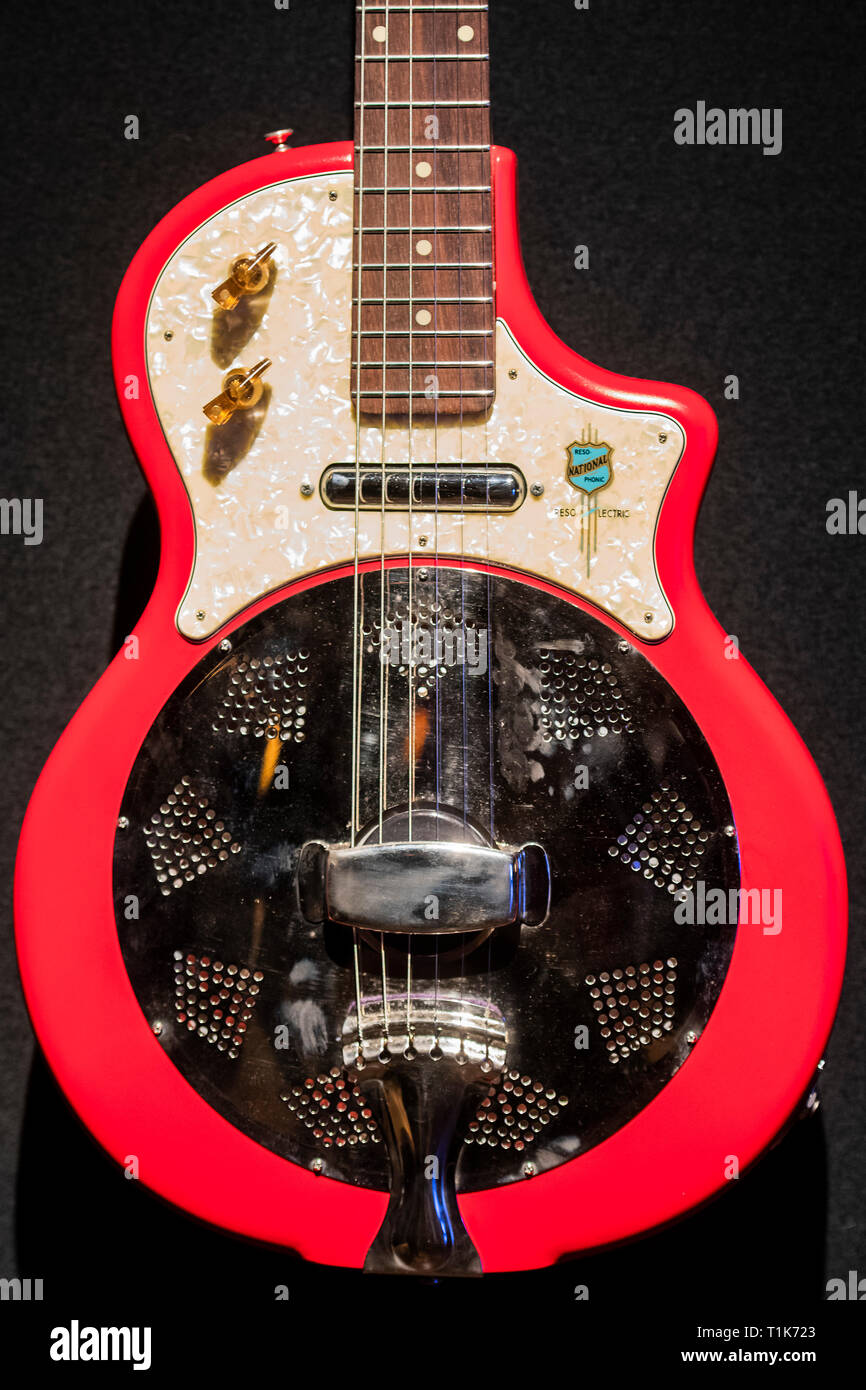 Londres, Royaume-Uni. 27 Mar 2019. La National Resophonic Guitars, San Luis Obispo, 1991, 1 500 $ est 400 - Christie's a présenté un aperçu de la collection personnelle de guitare rock'n'roll legend David Gilmour, guitariste, chanteur et auteur-compositeur de Pink Floyd. Il a été l'occasion de voir la 120 + points saillants de la guitare d'être vendus, avec le produit tiré de bénéficier de la charité. L'exposition sera présentée au public du 27 au 31 mars 2019. Crédit : Guy Bell/Alamy Live News Banque D'Images