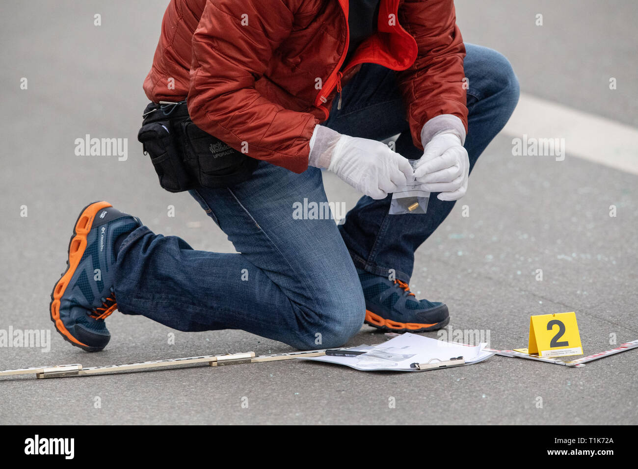 Munich, Bavière, Allemagne. 27 Mar 2019. Un homme d'investigation de cas d'une cartouche de sacs dans un sac. Un policier abattu un véhicule qui s'échappe. Escapade le véhicule a été trouvé en fonction de nouvelles conclusions. Photo : Lino Mirgeler/dpa dpa : Crédit photo alliance/Alamy Live News Banque D'Images