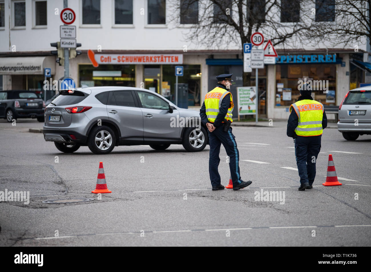 Munich, Bavière, Allemagne. 27 Mar 2019. Forensics tags sont sur une scène de crime dans la rue. Un policier abattu un véhicule qui s'échappe. Escapade le véhicule a été trouvé en fonction de nouvelles conclusions. Photo : Lino Mirgeler/dpa dpa : Crédit photo alliance/Alamy Live News Banque D'Images