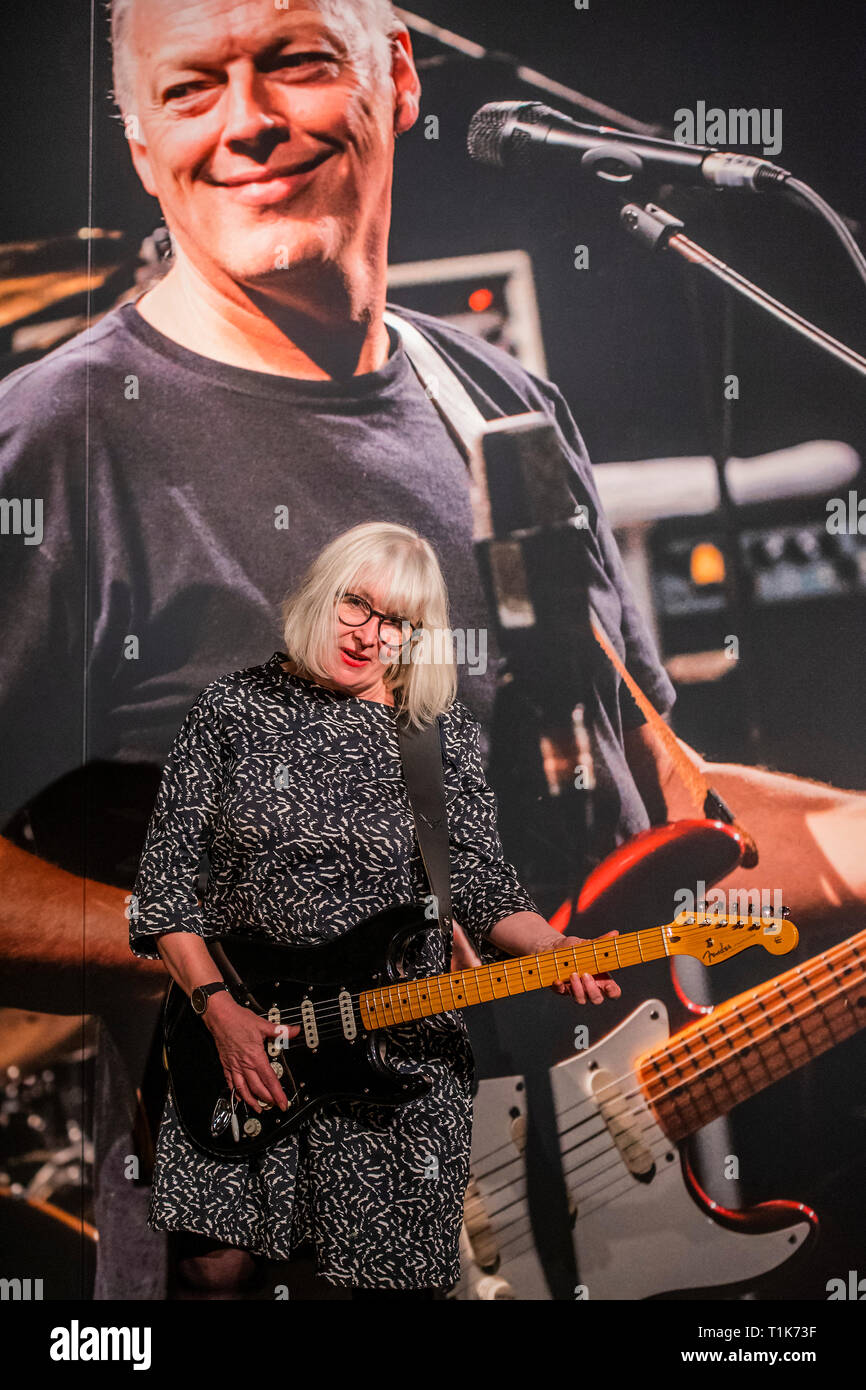 Londres, Royaume-Uni. 27 Mar 2019. Un visiteur est autorisé à jouer avec l'une des guitares noir - Christie's a présenté un aperçu de la collection personnelle de guitare rock'n'roll legend David Gilmour, guitariste, chanteur et auteur-compositeur de Pink Floyd. Il a été l'occasion de voir la 120 + points saillants de la guitare d'être vendus, avec le produit tiré de bénéficier de la charité. L'exposition sera présentée au public du 27 au 31 mars 2019. Crédit : Guy Bell/Alamy Live News Banque D'Images