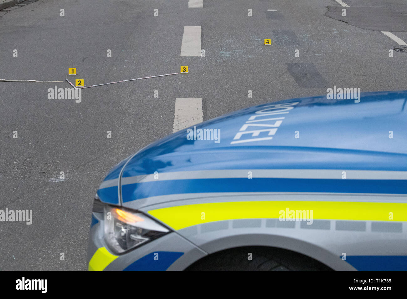 Munich, Bavière, Allemagne. 27 Mar 2019. Forensics tags sont sur une scène de crime dans la rue. Un policier abattu un véhicule qui s'échappe. Escapade le véhicule a été trouvé en fonction de nouvelles conclusions. Photo : Lino Mirgeler/dpa dpa : Crédit photo alliance/Alamy Live News Banque D'Images